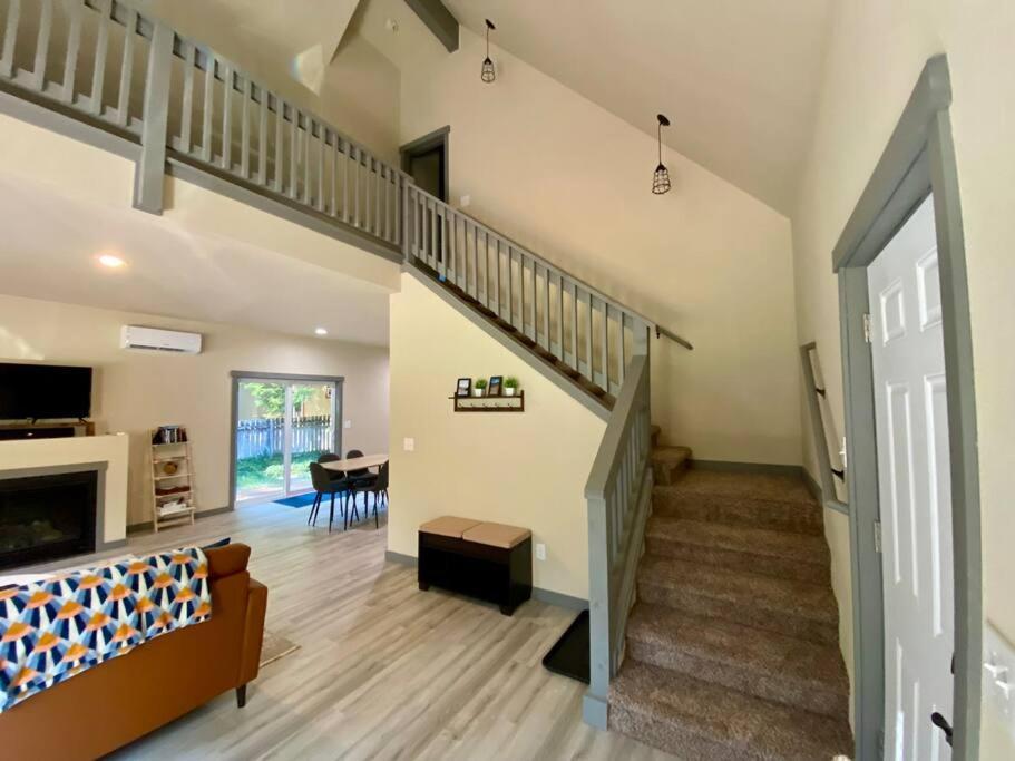 New Modern Cabin! 5Mi To Mt Rainier National Park! Hot Tub & Wifi アッシュフォード エクステリア 写真