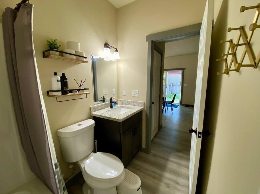 New Modern Cabin! 5Mi To Mt Rainier National Park! Hot Tub & Wifi アッシュフォード エクステリア 写真